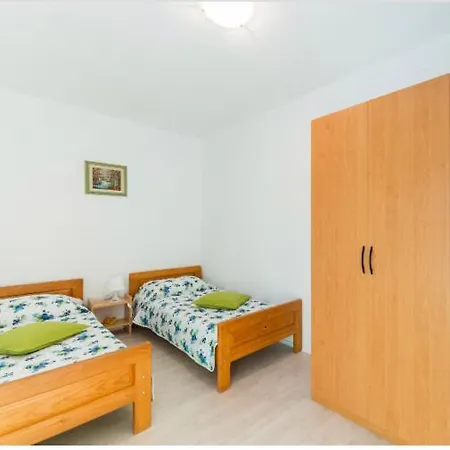 アパート Ivan 4+2 *