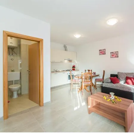 アパート Ivan 4+2 *