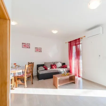 Ivan 4+2 * Pakoštane