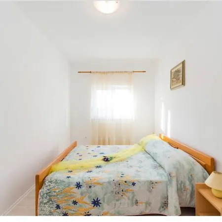 Ivan 4+2 * Pakoštane