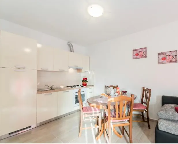 Ivan 4+2 * Pakoštane