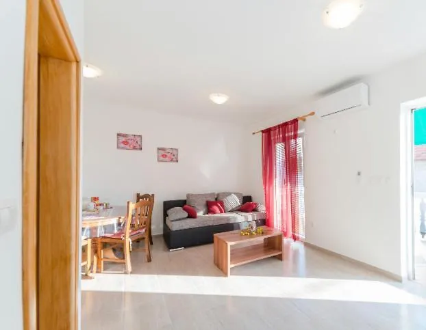 Ivan 4+2 * Pakoštane