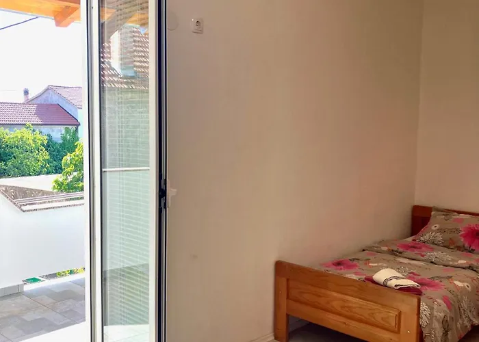 Апартаменты Ivan 4+2 *